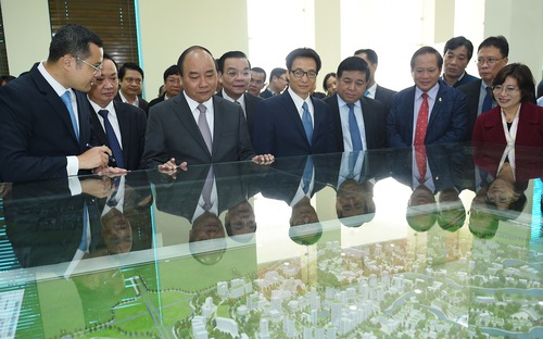Thủ tướng đến thăm khu CNC Hòa Lạc